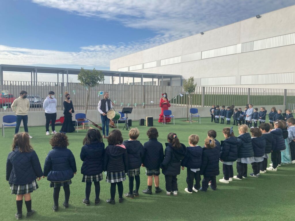 1 1 11 &bull; Estudiantes de Cardenal Spínola realizan una intervención musical dinámica para los alumnos del Colegio CEU San Pablo Sevilla