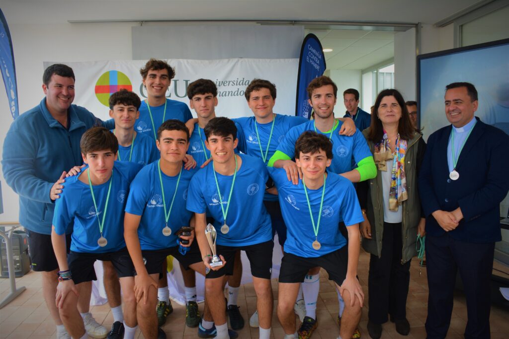 El equipo de la Real Parroquia de la Magdalena de Sevilla se alzó con el primer premio en el Torneo de Fútbol. Instalaciones CEU Bormujos.