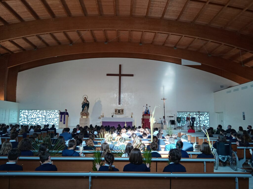 1 20220408 102606 HDR &bull; El Colegio CEU San Pablo Sevilla celebra su tradicional procesión en este Viernes de Dolores