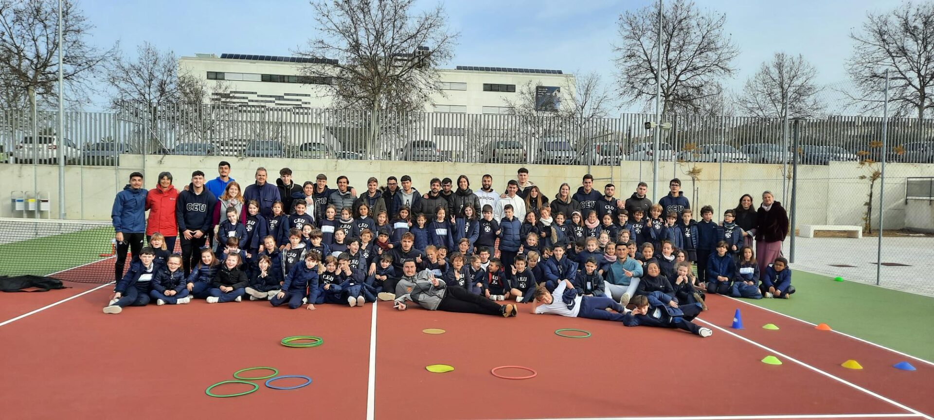 1 20230215 103115 &bull; Alumnos del Centro de Estudios Profesionales CEU imparten una sesión de tenis en el Colegio CEU San Pablo Sevilla