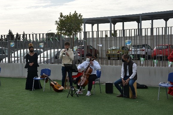 1 3 9 &bull; Estudiantes de Cardenal Spínola realizan una intervención musical dinámica para los alumnos del Colegio CEU San Pablo Sevilla