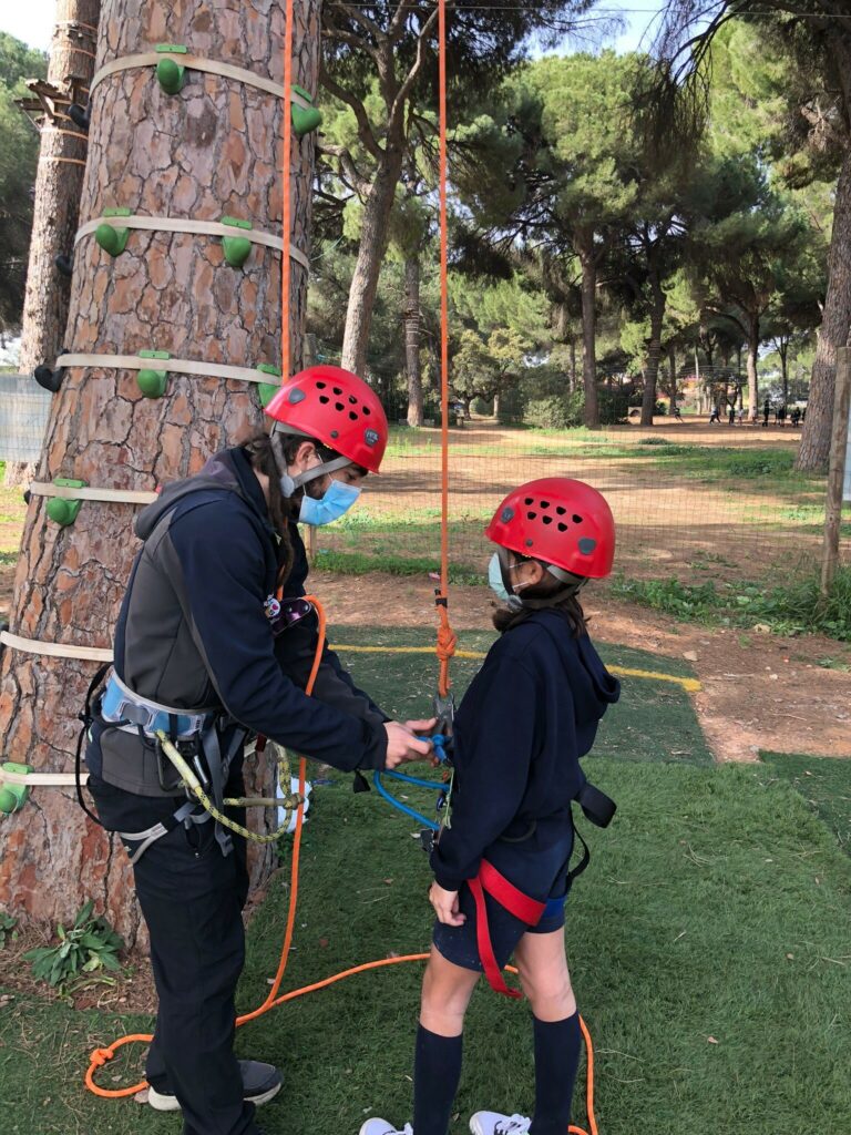 1 4 4 &bull; Alumnos del Colegio CEU San Pablo Sevilla visitan el Bosque Suspendido, parque de aventuras en los árboles