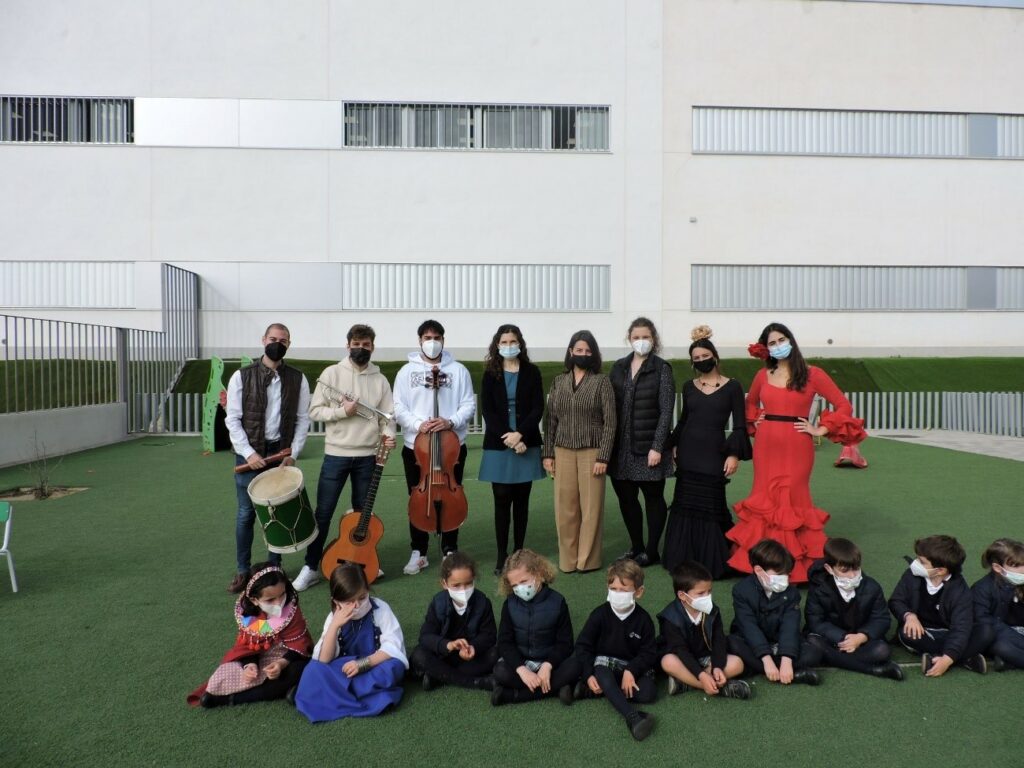 1 4 7 &bull; Estudiantes de Cardenal Spínola realizan una intervención musical dinámica para los alumnos del Colegio CEU San Pablo Sevilla