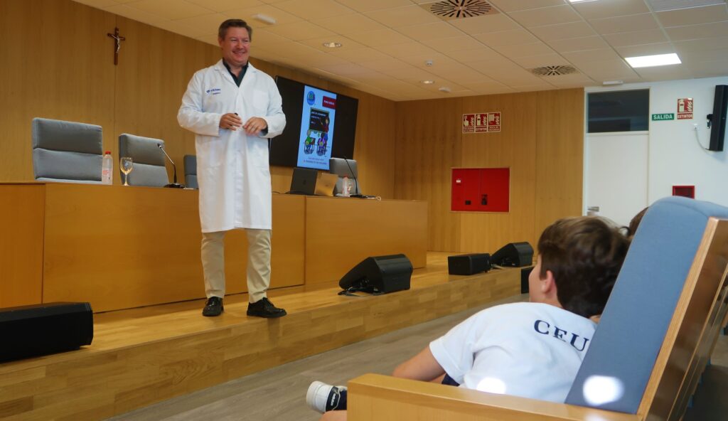 1 AULA SALUD DIABETES INFANTIL DR EUGENIO FERNANDEZ 23 &bull; Vithas Sevilla organiza un Aula Salud para conocer y actuar ante la diabetes infantil en el Colegio CEU San Pablo Sevilla