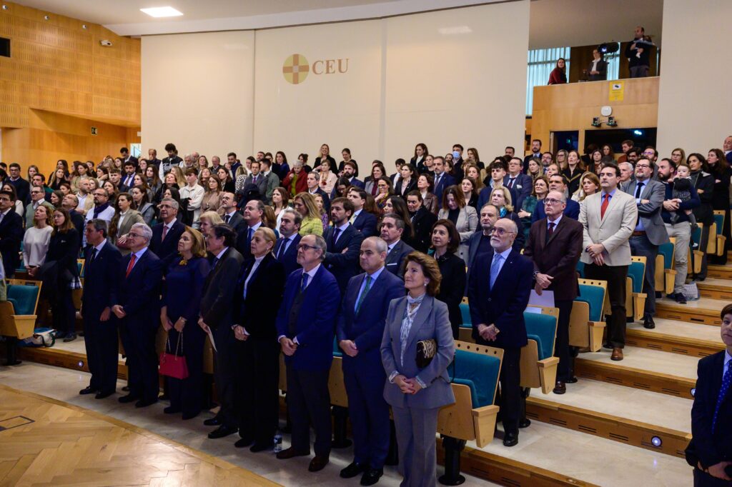 1 CEU XXVIII S.Pablo 1073 1 &bull; Premios al compromiso, la dedicación y la excelencia en la XXVIII Noche de San Pablo