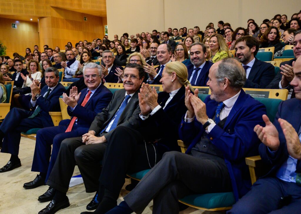 1 CEU XXVIII S.Pablo 689 1 &bull; Premios al compromiso, la dedicación y la excelencia en la XXVIII Noche de San Pablo