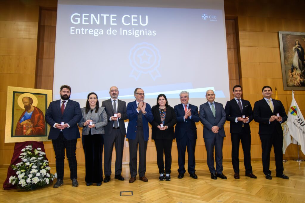 1 CEU XXVIII S.Pablo 1 11 Mejorado NR 1 &bull; Premios al compromiso, la dedicación y la excelencia en la XXVIII Noche de San Pablo