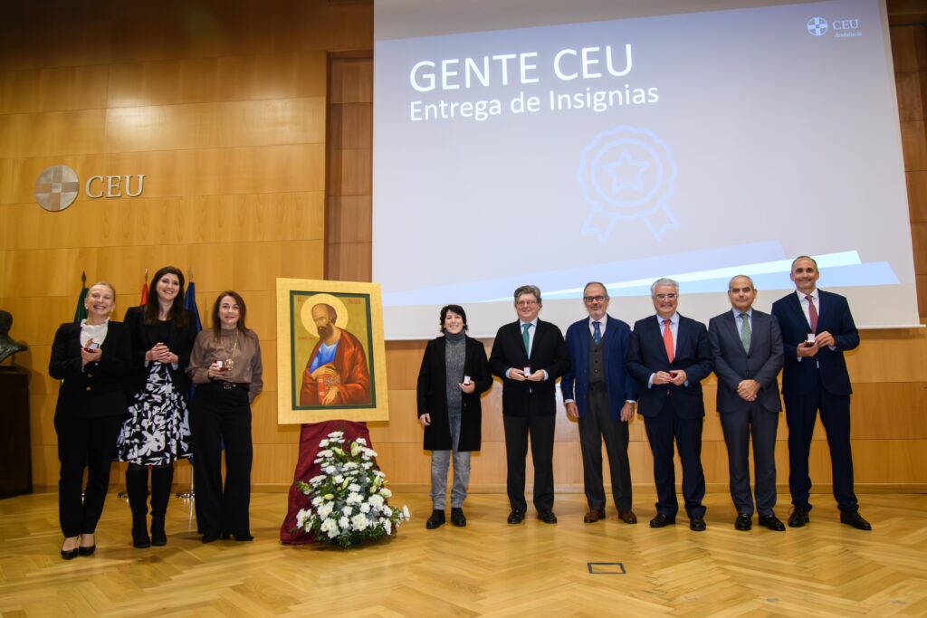 1 CEU XXVIII S.Pablo 1 5 Mejorado NR 1 &bull; Premios al compromiso, la dedicación y la excelencia en la XXVIII Noche de San Pablo