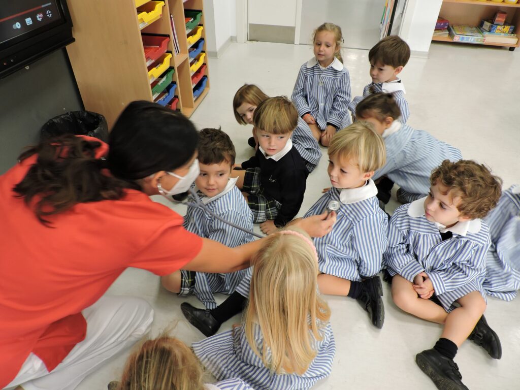 1 DSCN5177 &bull; Alumnos de Educación Infantil del Colegio CEU San Pablo Sevilla participan en el taller “Conoce a tu enfermera”
