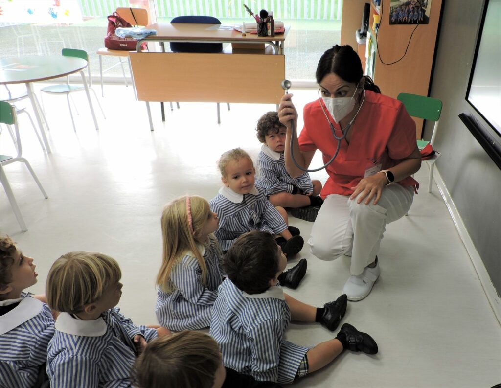 1 DSCN5179 1 &bull; Alumnos de Educación Infantil del Colegio CEU San Pablo Sevilla participan en el taller “Conoce a tu enfermera”