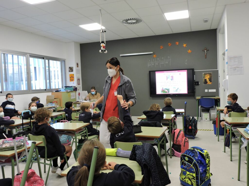 1 DSCN5703 &bull; Alumnos de Educación Primaria del Colegio CEU San Pablo Sevilla participaron en el taller ‘Prevención de accidentes’ de primeros auxilios