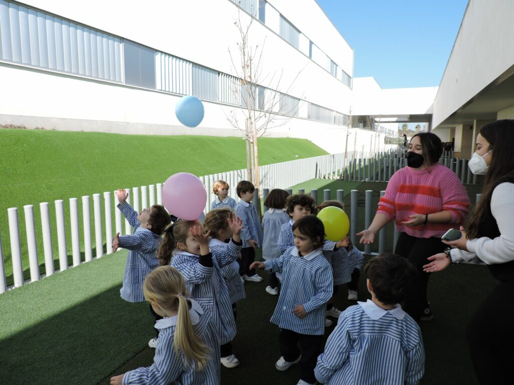 1 DSCN6369 &bull; Estudiantes del Ciclo Superior en Educación Infantil realizan una actividad sobre valores en el Colegio CEU San Pablo Sevilla