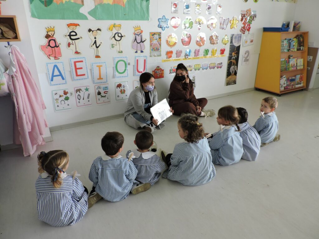 1 DSCN6373 &bull; Estudiantes del Ciclo Superior en Educación Infantil realizan una actividad sobre valores en el Colegio CEU San Pablo Sevilla