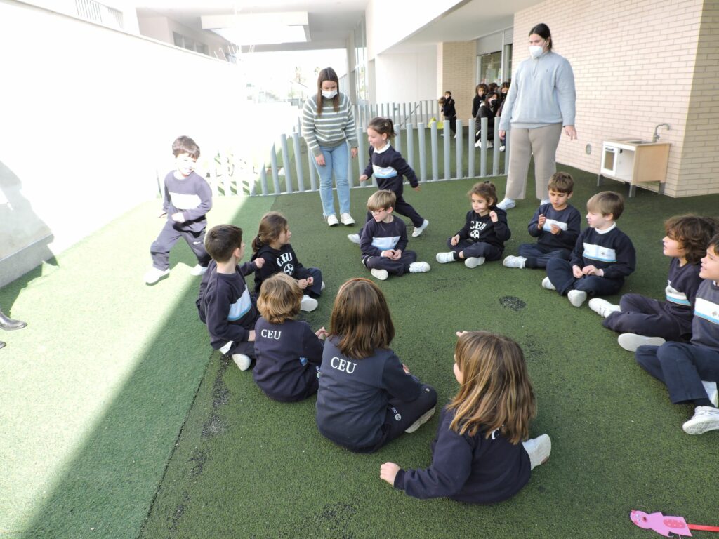 1 DSCN6410 &bull; Estudiantes del Ciclo Superior en Educación Infantil realizan una actividad sobre valores en el Colegio CEU San Pablo Sevilla