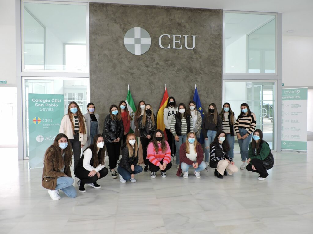 1 DSCN6444 &bull; Estudiantes del Ciclo Superior en Educación Infantil realizan una actividad sobre valores en el Colegio CEU San Pablo Sevilla