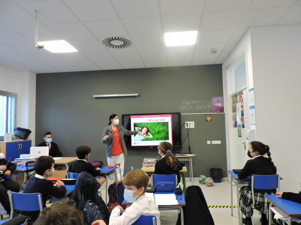 1 DSCN7002 &bull; Alumnos del Colegio CEU San Pablo Sevilla participan en el taller ‘Relajación’ para prevenir y combatir el estrés