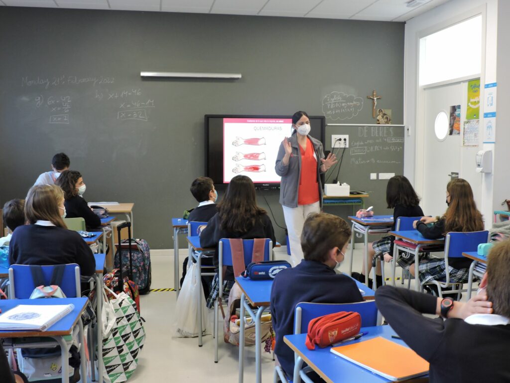 1 DSCN7020 &bull; Alumnos de Educación Primaria del Colegio CEU San Pablo Sevilla participan en un taller de Primeros Auxilios