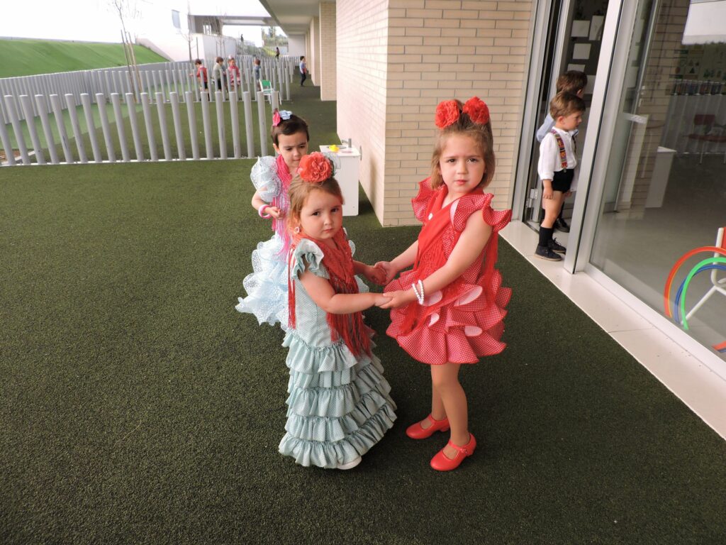 1 DSCN7876 &bull; Los alumnos del Colegio CEU San Pablo Sevilla recrean la Feria de Abril