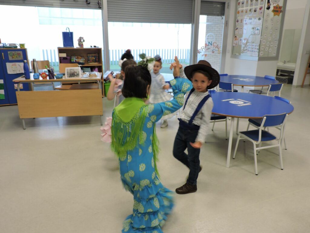 1 DSCN7902 &bull; Los alumnos del Colegio CEU San Pablo Sevilla recrean la Feria de Abril
