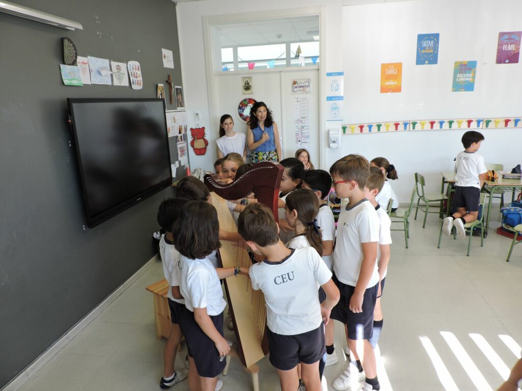 1 DSCN8438 • Manuel Aguilar, alumno del Colegio CEU San Pablo Sevilla, realiza una exhibición de arpa