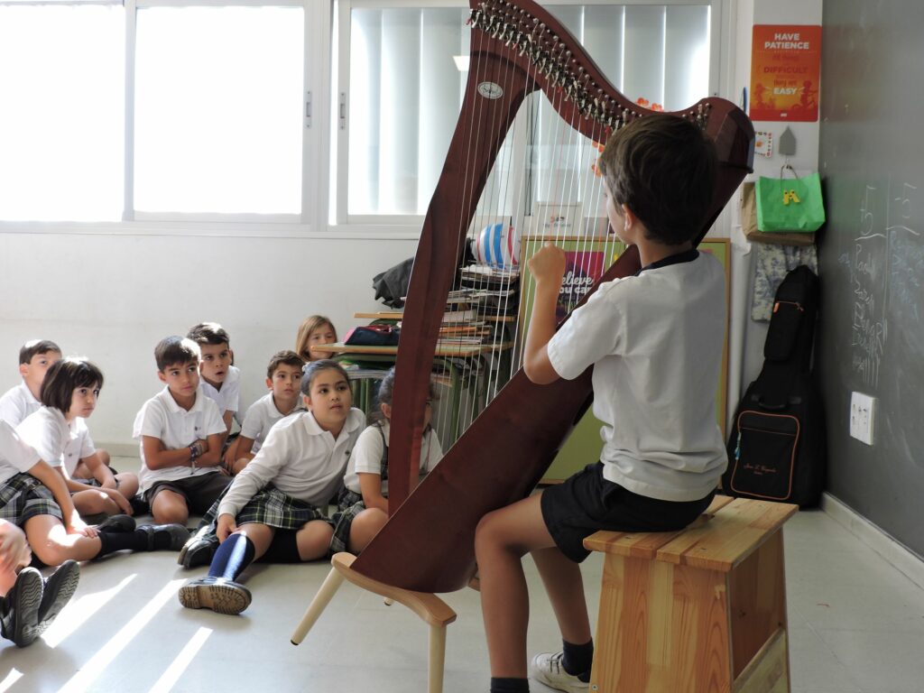 1 DSCN8457 • Manuel Aguilar, alumno del Colegio CEU San Pablo Sevilla, realiza una exhibición de arpa