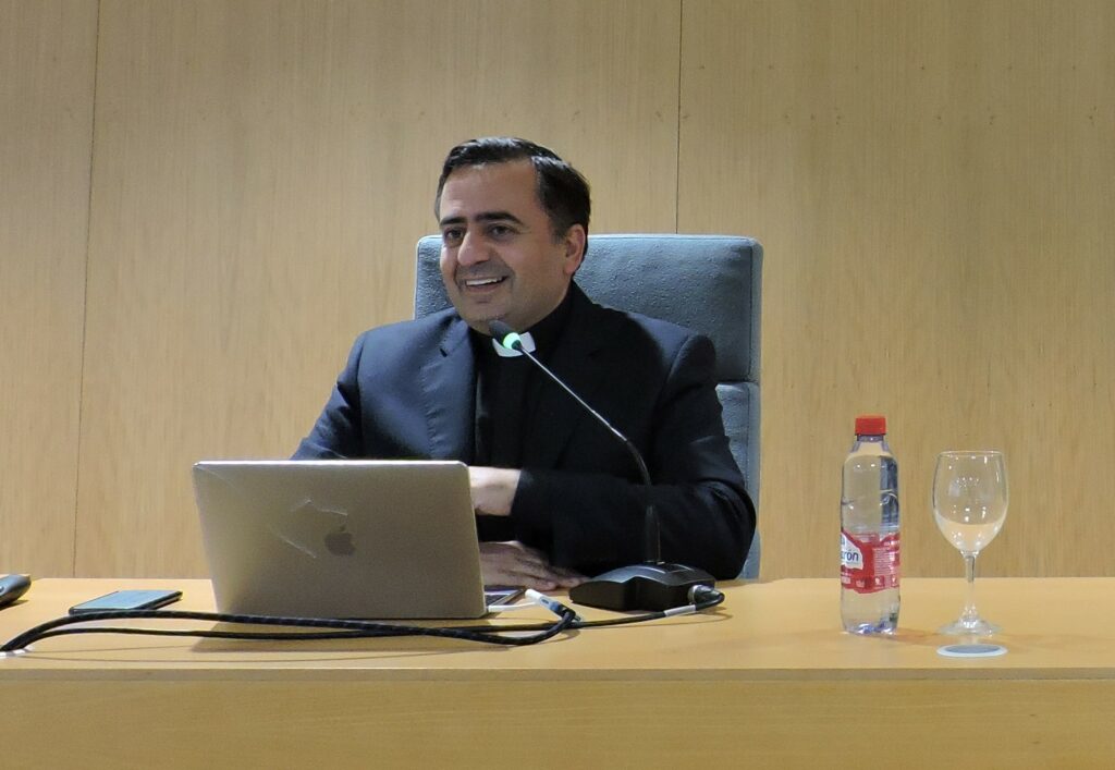 1 DSCN9270 &bull; Las familias del Colegio CEU San Pablo Sevilla se forman sobre los sacramentos que recibirán sus hijos en este curso