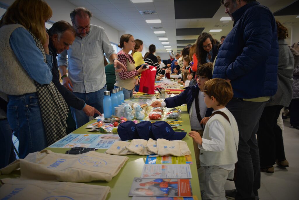 Chocolatada solidaria organizada por el AMPA del Colegio CEU San Pablo Sevilla, en la que se recaudaron fondos para ANDEX. 