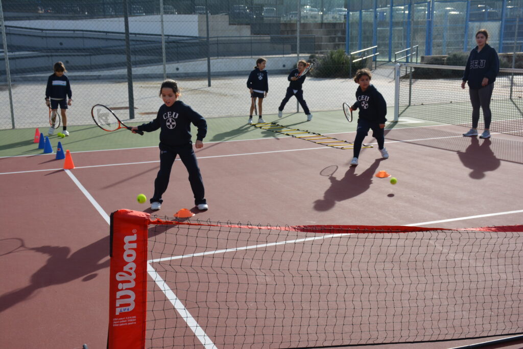 1 DSC 0045 &bull; CEU FP Sevilla y el Colegio CEU San Pablo Sevilla organizan un nuevo clinic de tenis