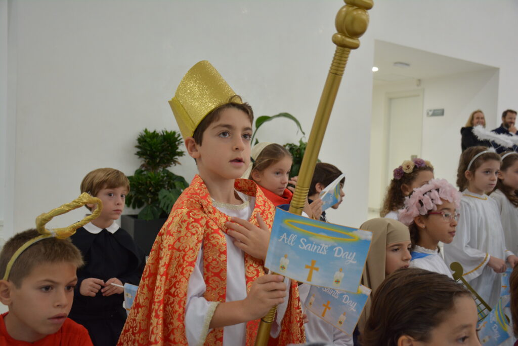 1 DSC 0117 copia • ¡La Santidad vence! El Colegio CEU San Pablo Sevilla celebra el Día de Todos los Santos