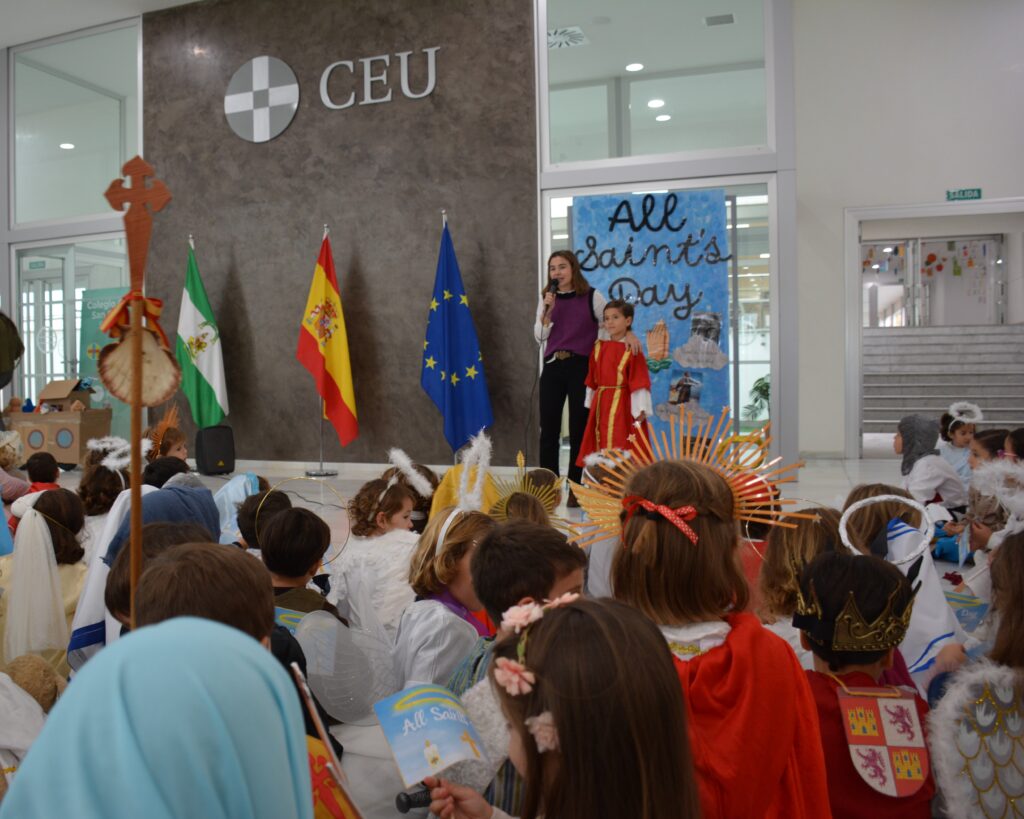 Celebración del Día de Todos los Santos, con el lema la Santidad vence, en el Colegio CEU San Pablo Sevilla