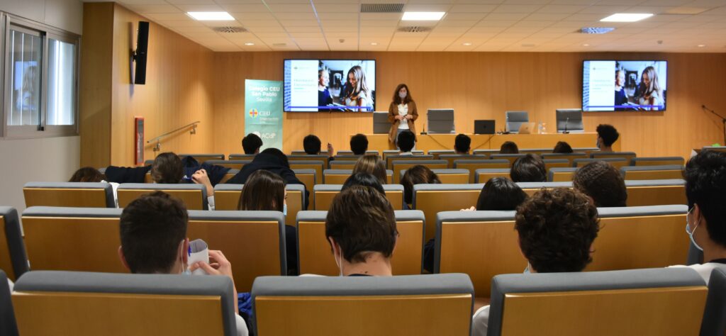 1 DSC 0286 &bull; Alumnos de Bachillerato del Colegio CEU San Pablo Sevilla asisten a una conferencia para mejorar el autoconocimiento