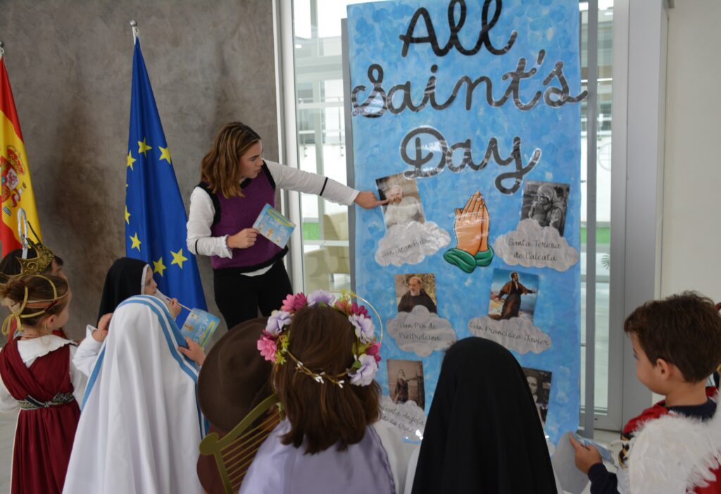 Explicación de la santidad a los alumnos del Colegio CEU San Pablo Sevilla. Día de Todos los Santos.