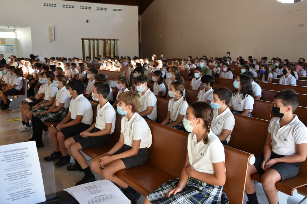 1 DSC 0315 &bull; Los alumnos de 3º y 5º de Primaria del Colegio CEU San Pablo Sevilla asisten a su primera eucaristía del curso
