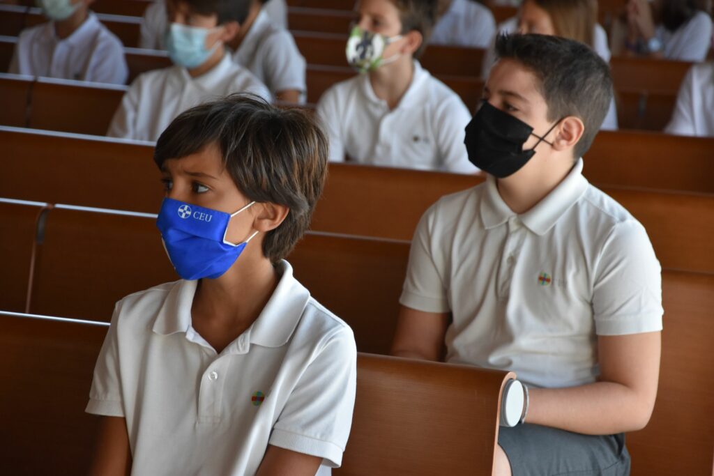 1 DSC 0321 &bull; Los alumnos de 3º y 5º de Primaria del Colegio CEU San Pablo Sevilla asisten a su primera eucaristía del curso