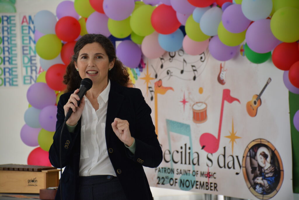 Virginia Borrero explica las actividades organizadas para celebrar la festividad de Santa Cecilia.