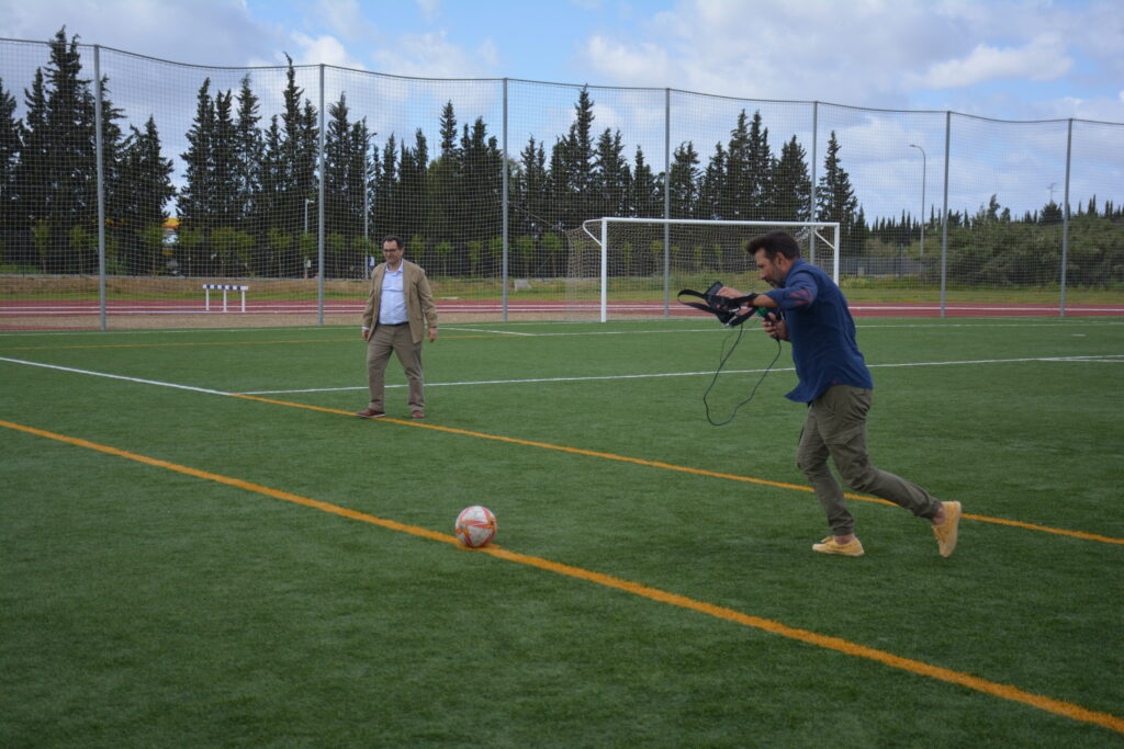 El periodista Pepe Da Rosa realiza el penalti de honor al inicio del partido solidario en las instalaciones deportivas de CEU Andalucía.