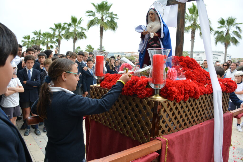 1 DSC 0604 &bull; Gran devoción en torno a la procesión de Semana Santa del Colegio CEU San Pablo Sevilla