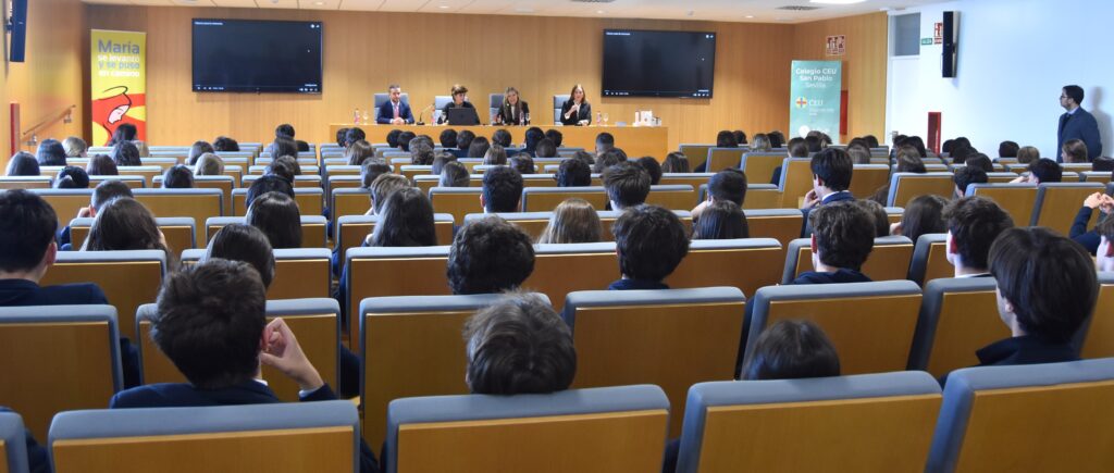 1 DSC 0676 &bull; El Colegio CEU San Pablo Sevilla recibe a María San Gil en el ciclo de conferencias sobre el terrorismo de ETA