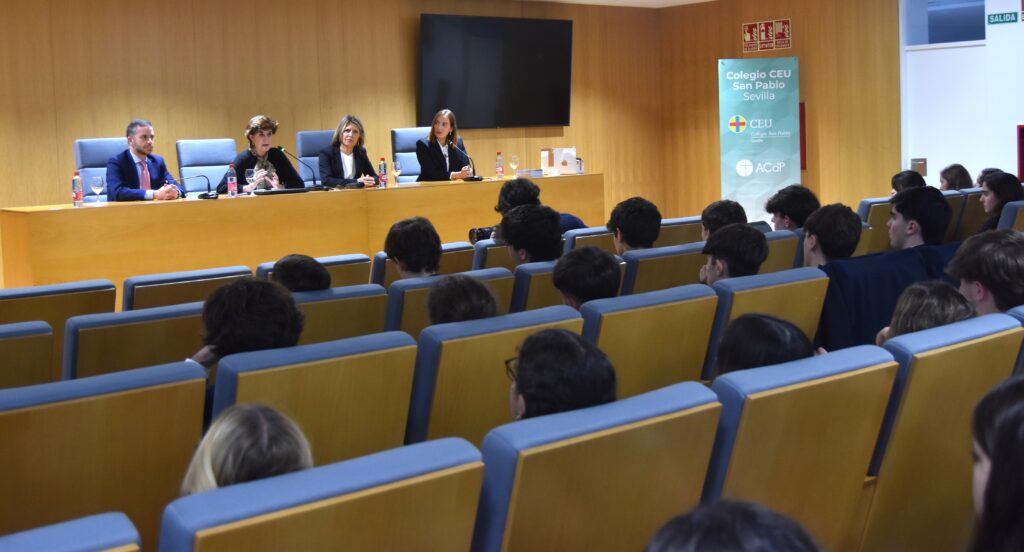 1 DSC 0695 &bull; El Colegio CEU San Pablo Sevilla recibe a María San Gil en el ciclo de conferencias sobre el terrorismo de ETA