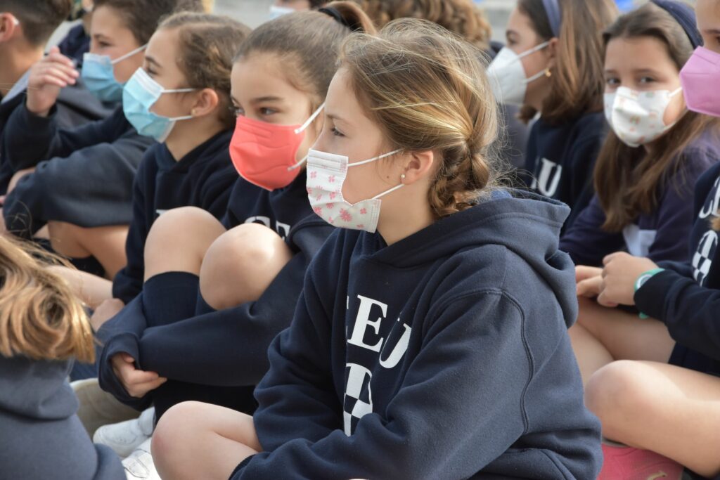 1 DSC 1275 &bull; Los alumnos del Colegio CEU San Pablo Sevilla participan, este Viernes de Dolores, en su tradicional procesión