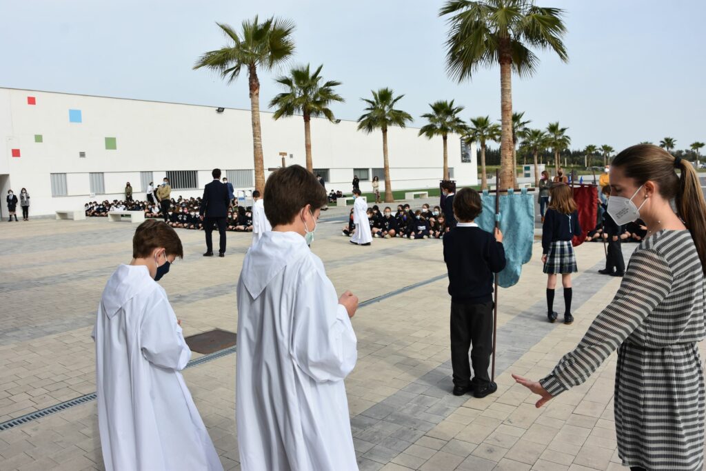 1 DSC 1285 &bull; Los alumnos del Colegio CEU San Pablo Sevilla participan, este Viernes de Dolores, en su tradicional procesión