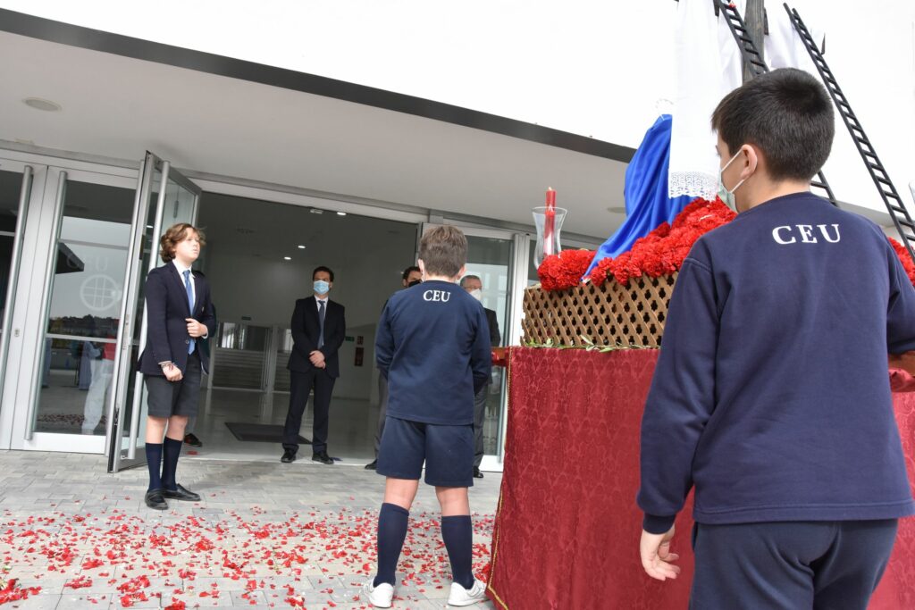 1 DSC 1478 1 &bull; Los alumnos del Colegio CEU San Pablo Sevilla participan, este Viernes de Dolores, en su tradicional procesión