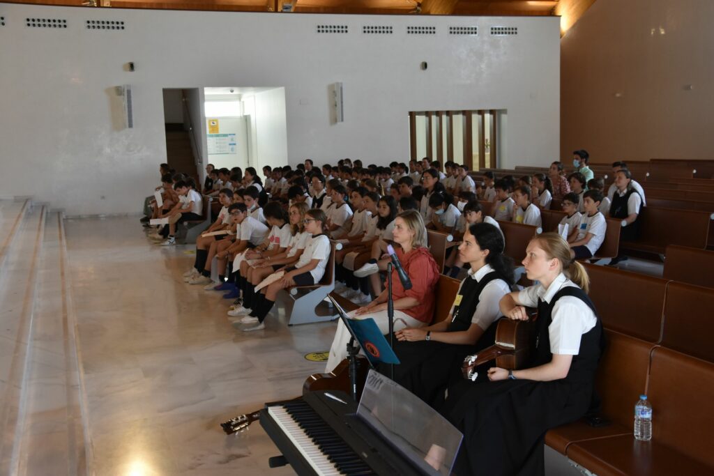 1 DSC 1502 &bull; Los alumnos de Educación Primaria del Colegio CEU San Pablo Sevilla celebran el Mes de María con ofrendas y peregrinaciones