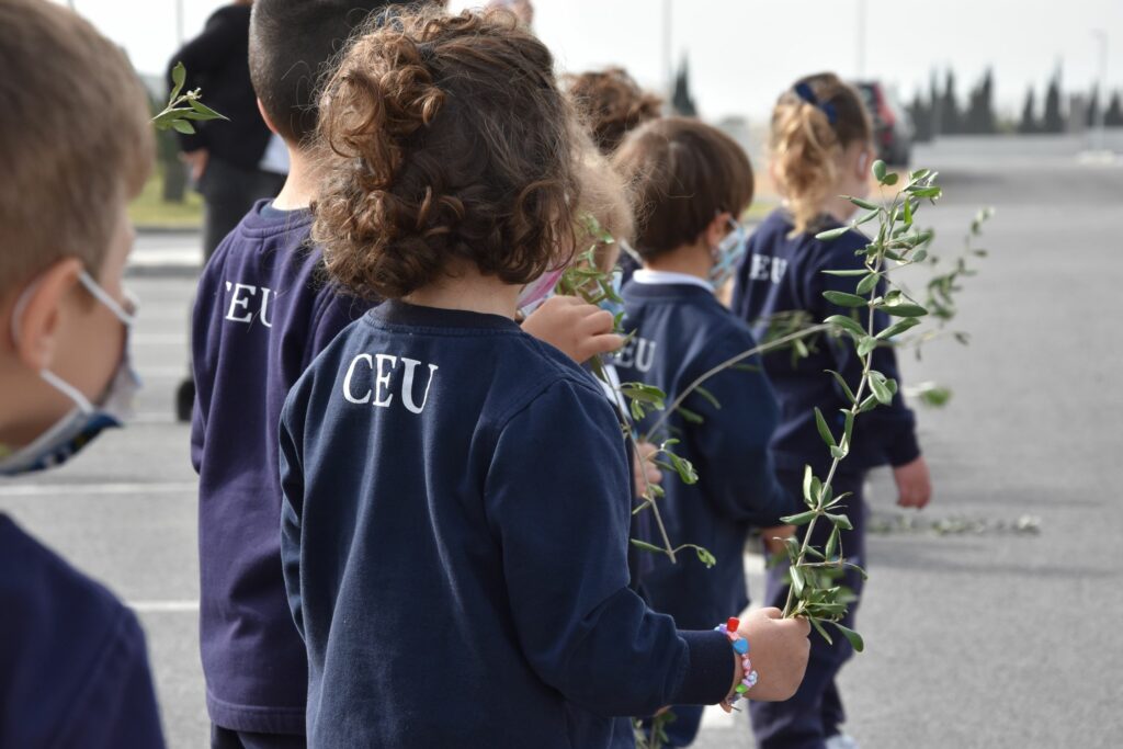 1 DSC 1617 1 &bull; Los alumnos del Colegio CEU San Pablo Sevilla participan, este Viernes de Dolores, en su tradicional procesión