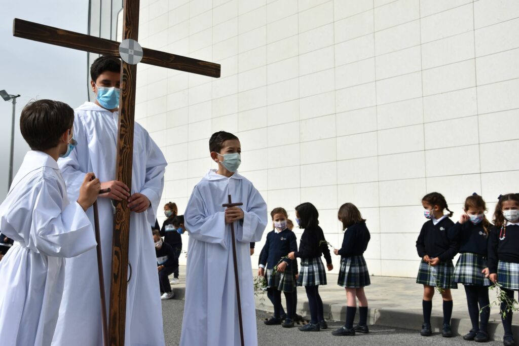 1 DSC 1681 &bull; Los alumnos del Colegio CEU San Pablo Sevilla participan, este Viernes de Dolores, en su tradicional procesión