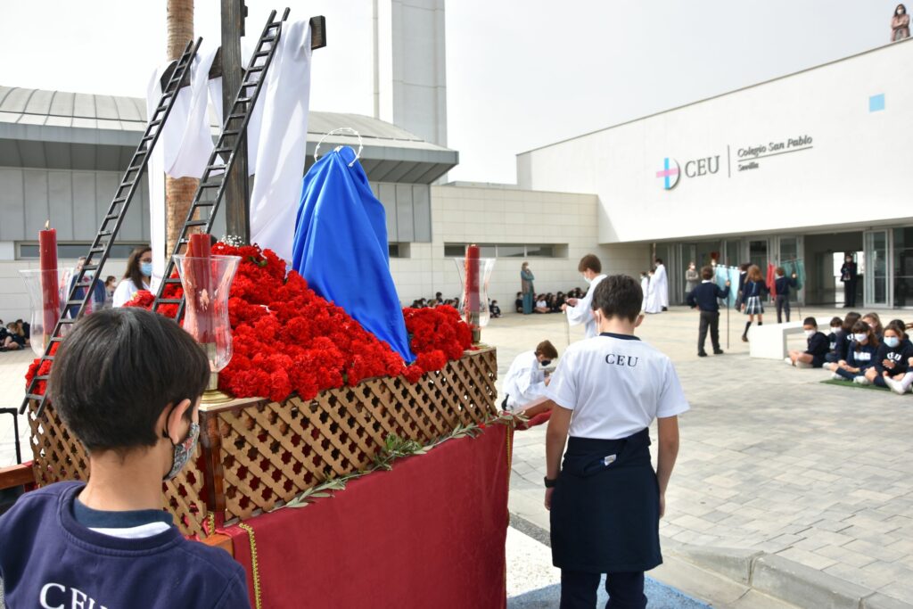 1 DSC 1749 &bull; Los alumnos del Colegio CEU San Pablo Sevilla participan, este Viernes de Dolores, en su tradicional procesión
