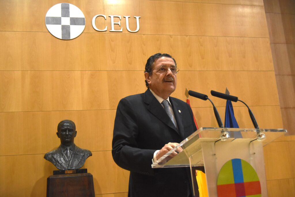 1 DSC 1989 &bull; “Elegid una universidad que, además de mantener elevado nivel académico, enfatice su papel como transmisora de virtudes y valores”