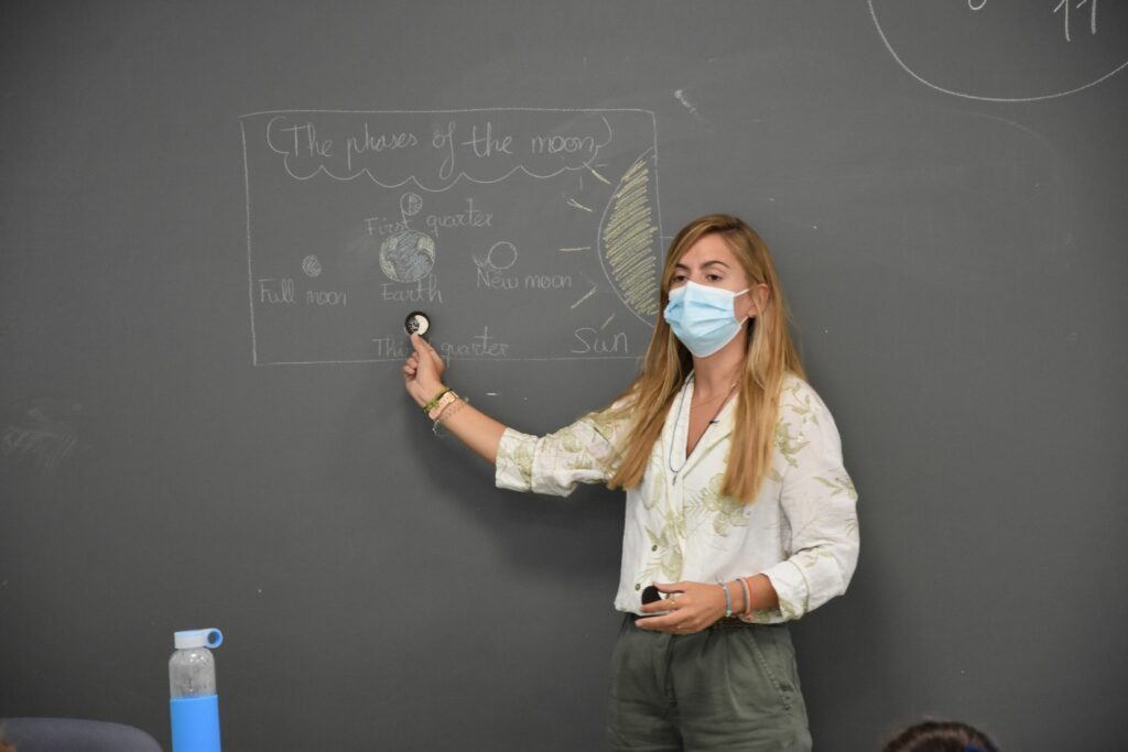1 DSC 1991 1 &bull; Los alumnos de 2º de Educación Primaria del Colegio CEU San Pablo Sevilla aprenden sobre las fases lunares con una divertida actividad