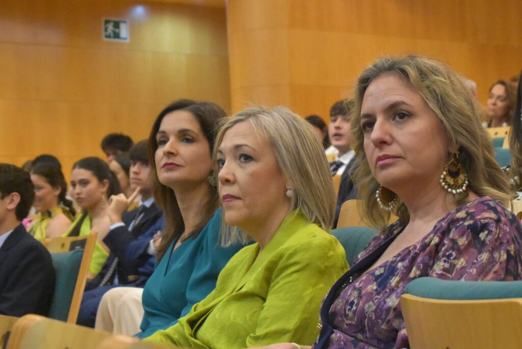 1 DSC 2003 &bull; “Elegid una universidad que, además de mantener elevado nivel académico, enfatice su papel como transmisora de virtudes y valores”