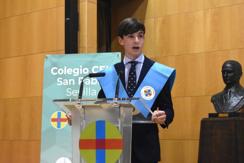 1 DSC 2046 &bull; “Elegid una universidad que, además de mantener elevado nivel académico, enfatice su papel como transmisora de virtudes y valores”